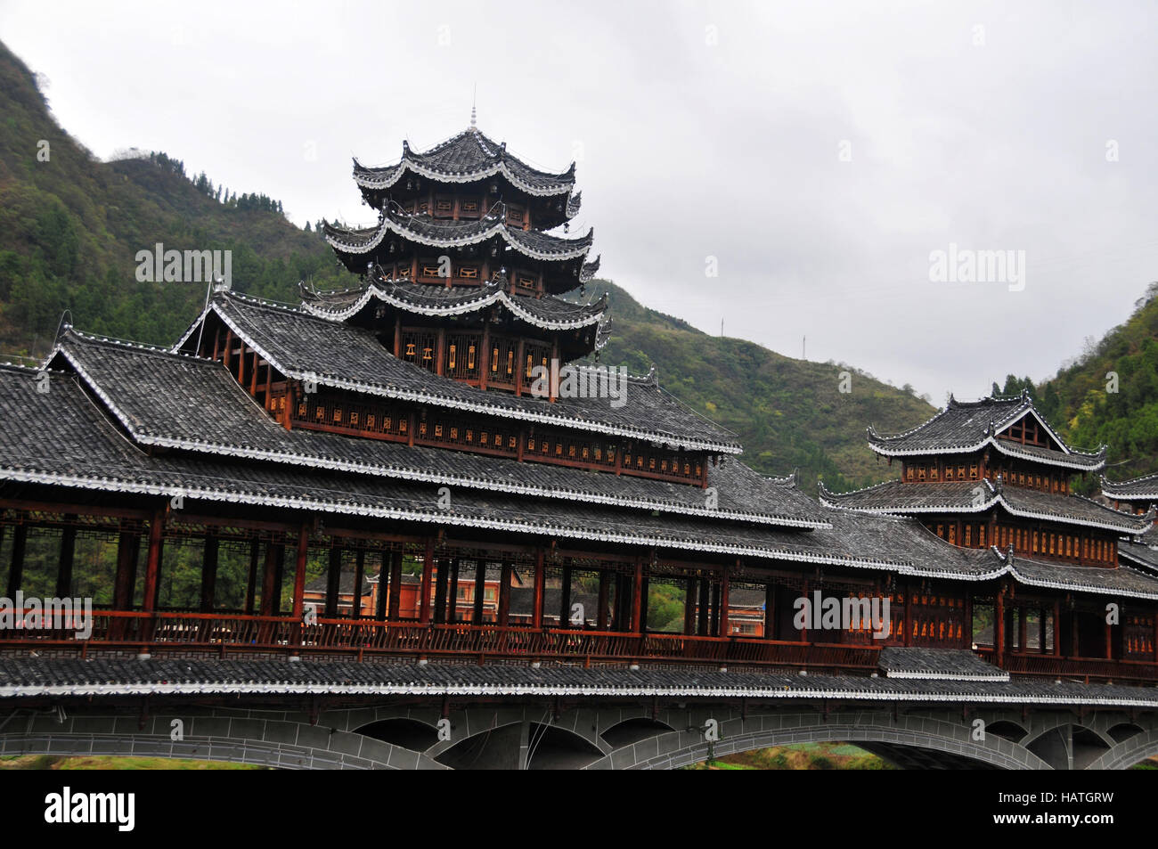 Die Dong Tempel sind oft ein Teil der "überdachten" Brücken in Guizhou Provinz in China bietet einen interessanten Einblick in Kultur. Stockfoto