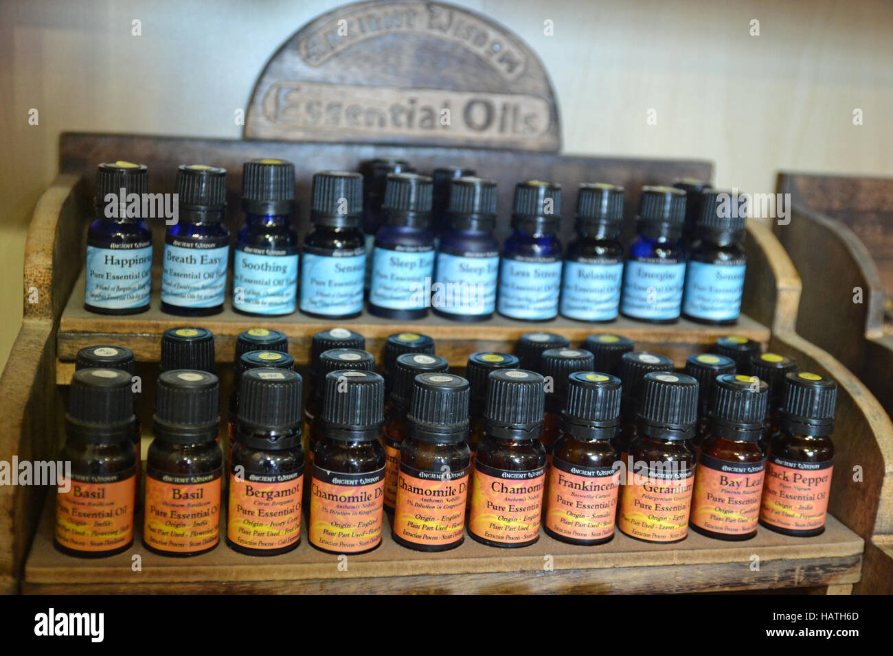 Alte Weisheit ätherische Öle, abgefüllt und auf einem Display Rack in einem spirituellen Shop in Großbritannien Stockfoto