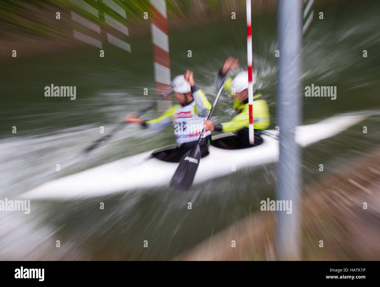 Wildwasser Kajak fahren, Slalom Stockfoto
