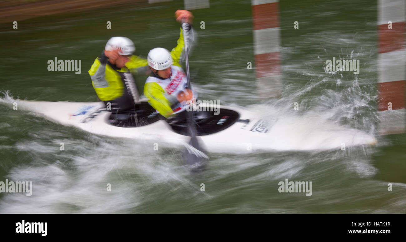 Wildwasser Kajak fahren, Slalom Stockfoto