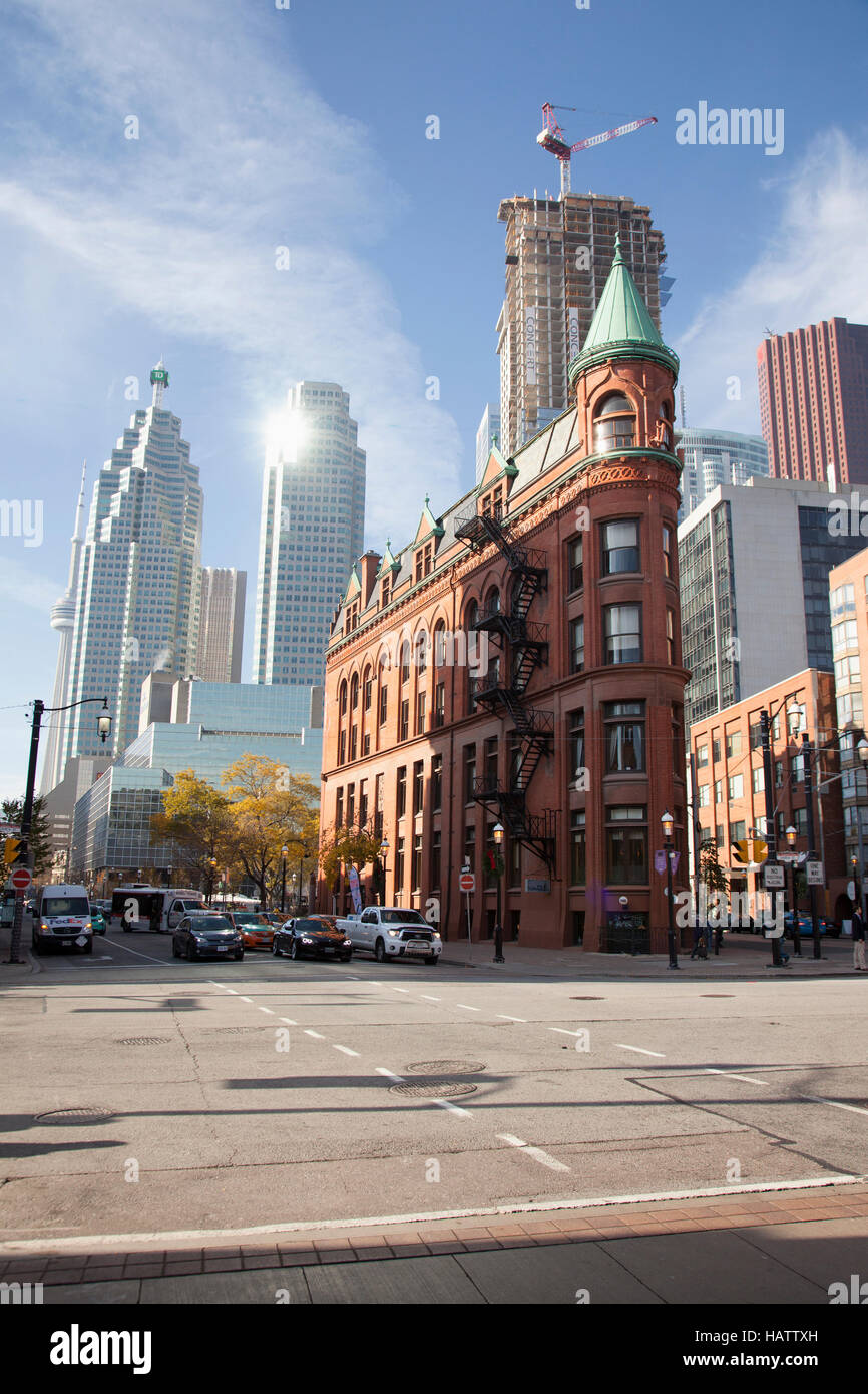 TORONTO - 18. November 2016: Der rote Backstein Gooderham Building ist ein historisches Wahrzeichen von Toronto, Ontario, Kanada liegt bei 49 Wellington Street East. Stockfoto