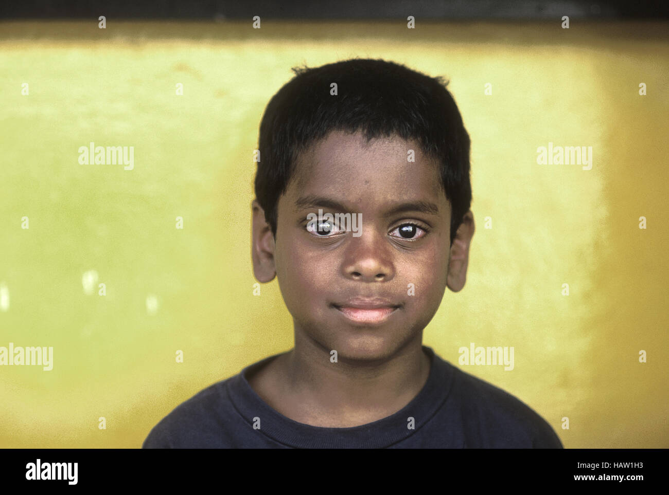 Porträt des jungen mit großen leuchtenden Augen. Asiatischen indischen Erbes Stockfoto
