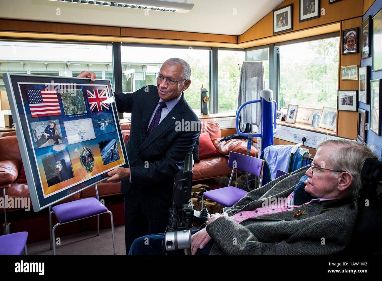 NASA-Administrator Charles Bolden (links) trifft sich mit Abteilung für angewandte Mathematik und theoretische Kosmologie Professor Stephen Hawking an der University of Cambridge 19. Juni 2015 in Cambridge, England, Vereinigtes Königreich. Stockfoto