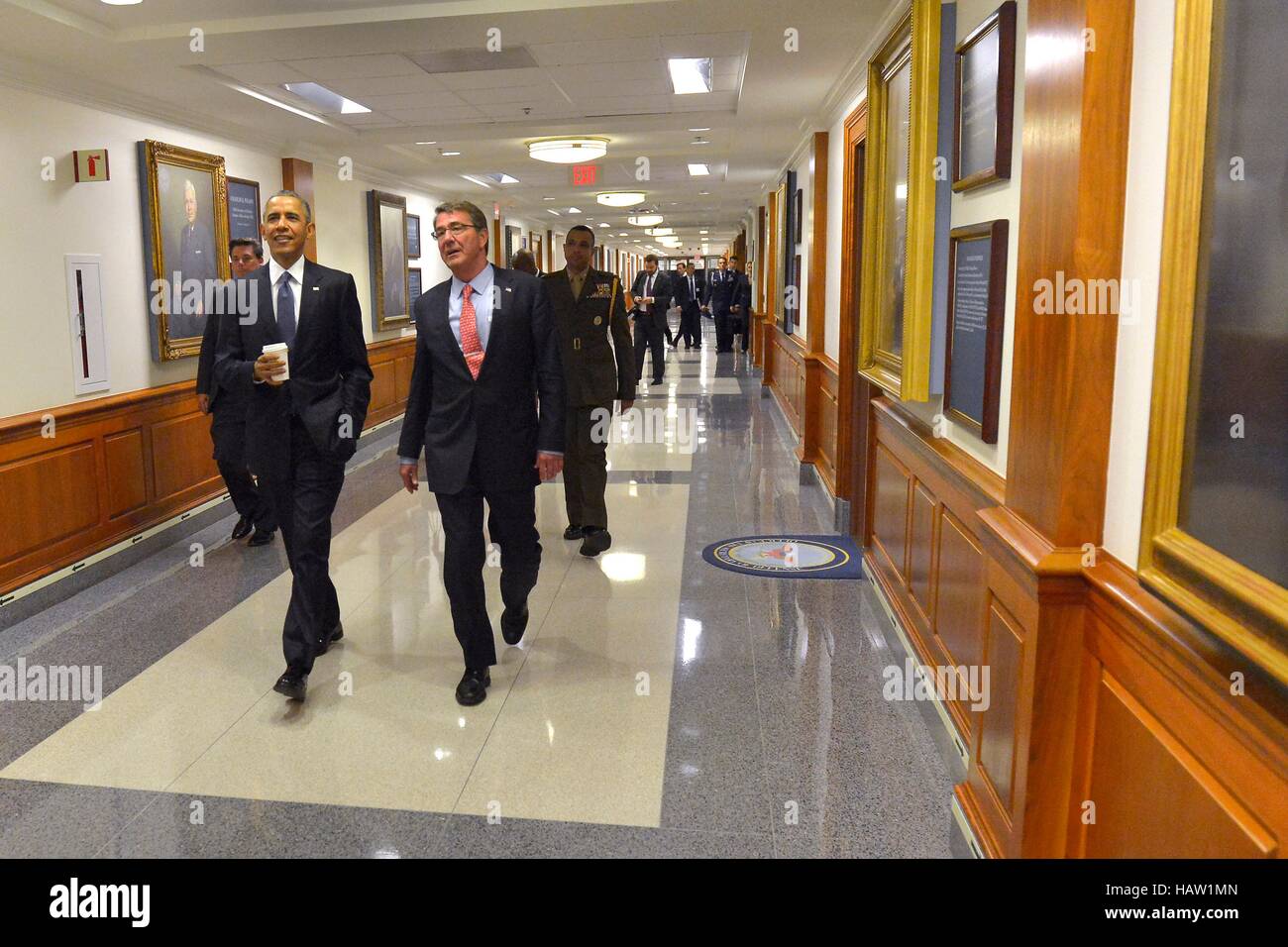 US-Präsident Barack Obama und US-Verteidigungsminister Ashton Carter Fuß auf einer Pressekonferenz im Pentagon-Presse-Briefing-Raum 6. Juli 2015 in Washington, DC. Stockfoto