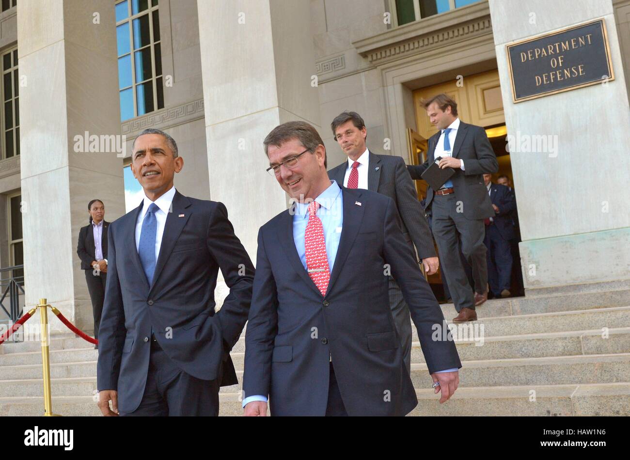 US-Präsident Barack Obama und US-Verteidigungsminister Ashton Carter werden in ihre Wagenkolonne begleitet, nach einem Treffen im Pentagon 6. Juli 2015 in Washington, DC. Stockfoto