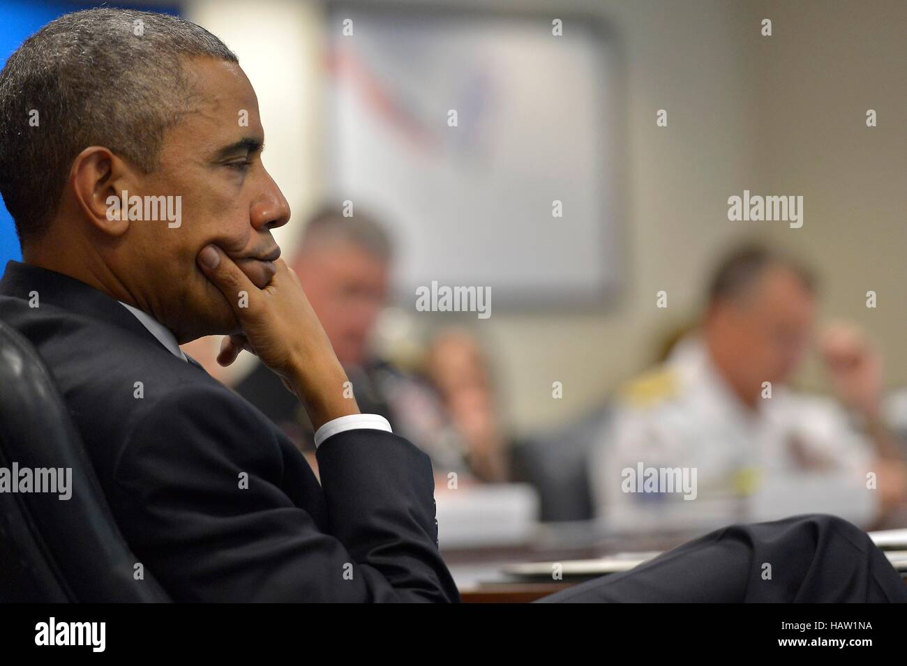 US-Präsident Barack Obama hört ein Staatssicherheit Team Briefing im Pentagon 6. Juli 2015 in Washington, DC. Stockfoto