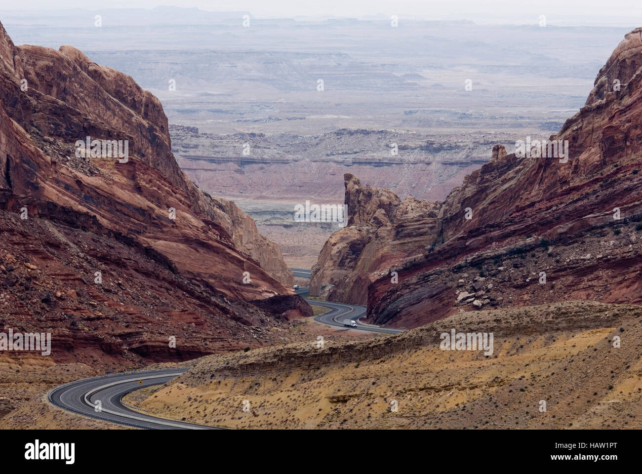 I-70 windet sich durch Sandstein Canyon in Utah Stockfoto