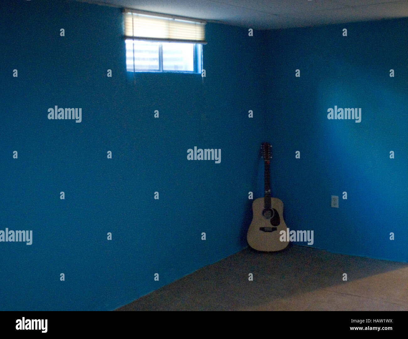12-saitige Gitarre in der Ecke des blauen Kellerraum Stockfoto