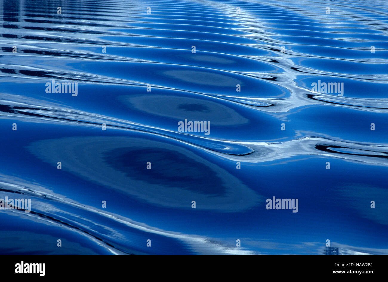 Regelmäßige Wellen am Prince William Sound, Alaska. Stockfoto