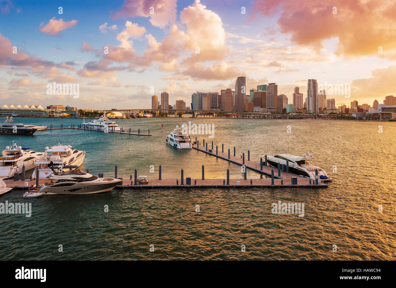 Die Innenstadt von Miami, Florida, USA, und der Hafen von MacArthur Causeway bei Sonnenuntergang gesehen. Stockfoto