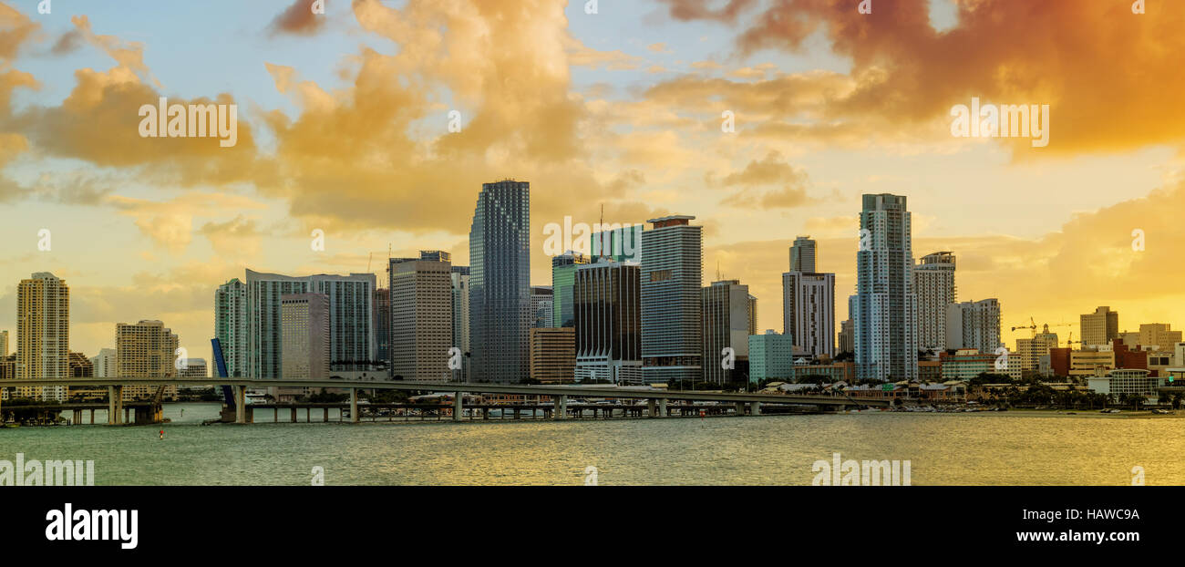 Panorama der Innenstadt von Miami, Florida, USA, von MacArthur Causeway bei Sonnenuntergang gesehen. Stockfoto