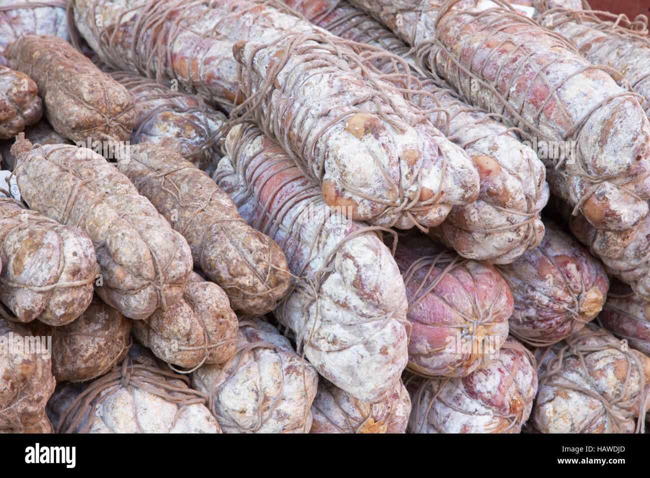 Cremona - die typische Salami auf dem Markt. Stockfoto