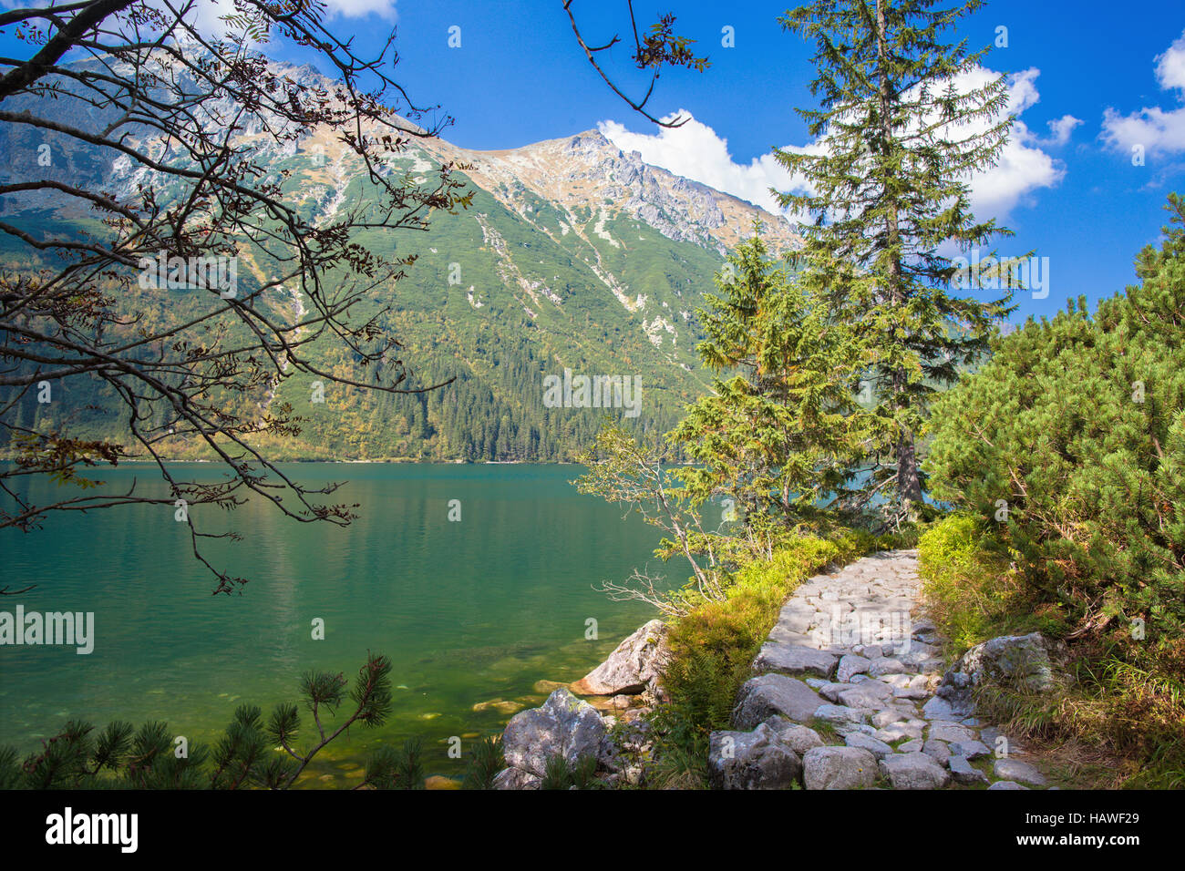 Hohe Tatra - Tourist genau umgekehrt der See Morskie Oko Stockfoto