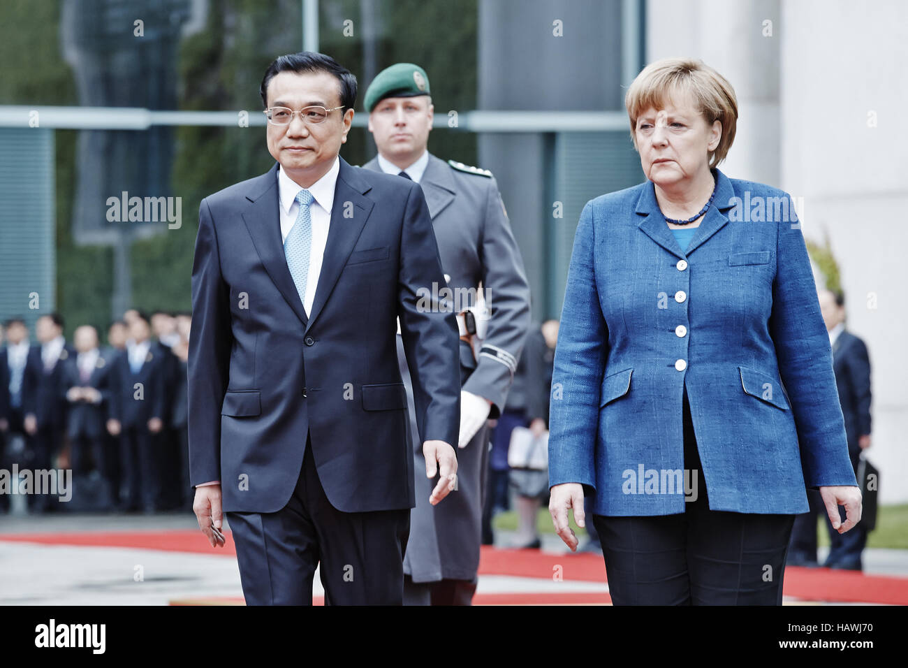 Merkel empfängt den chinesischen PM Li Keqiang Stockfoto