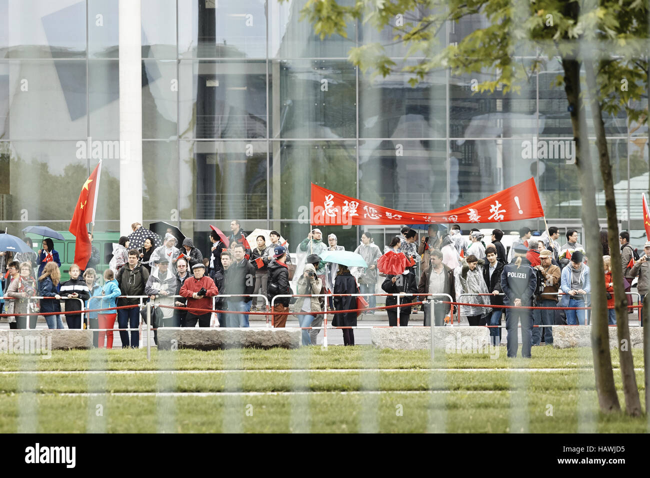 Menschen demonstrieren in Berlin Stockfoto