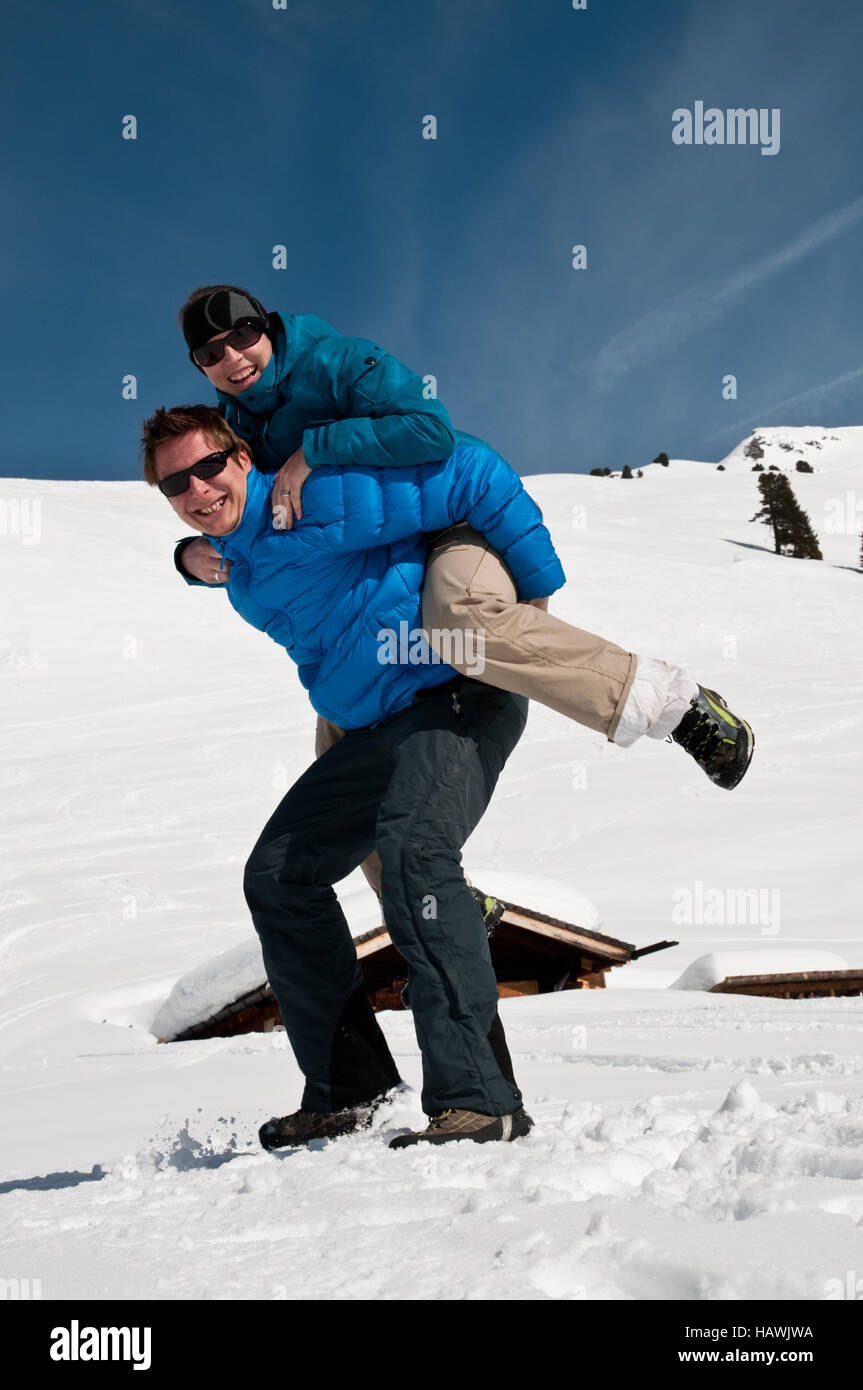 Paare, die Spaß im Schnee Stockfoto