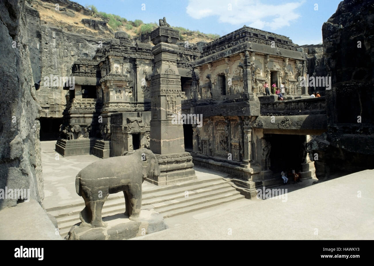 Höhle Nr. 16: Kailasa-Tempel, Dhvaja Stamba, Sieges Säule und Elefant, Ellora, Aurangabad, Maharashtra, Indien Stockfoto