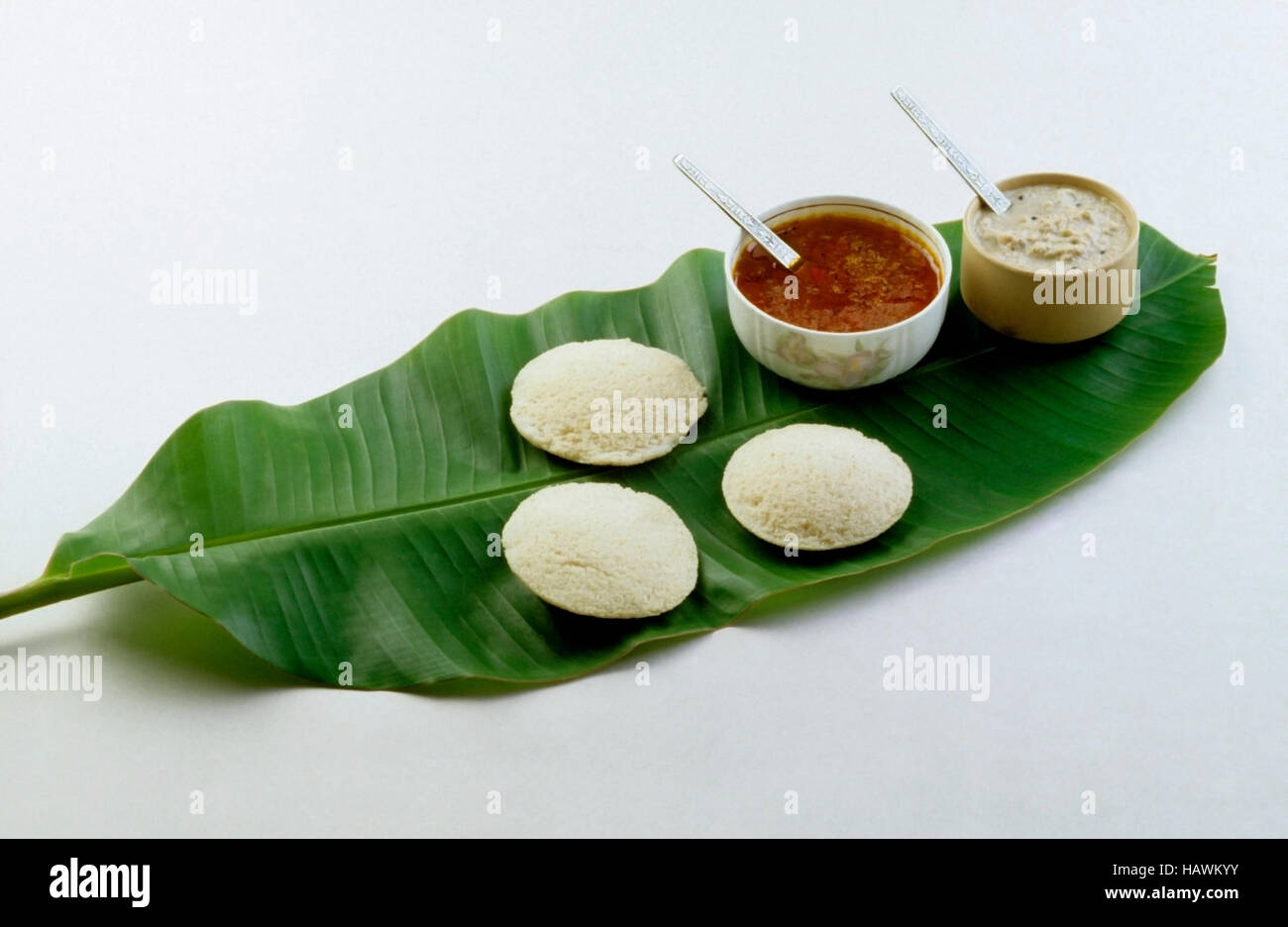 Idli Sambar, Chutney auf Banana Leaf. South Indian Snack, Indien Stockfoto