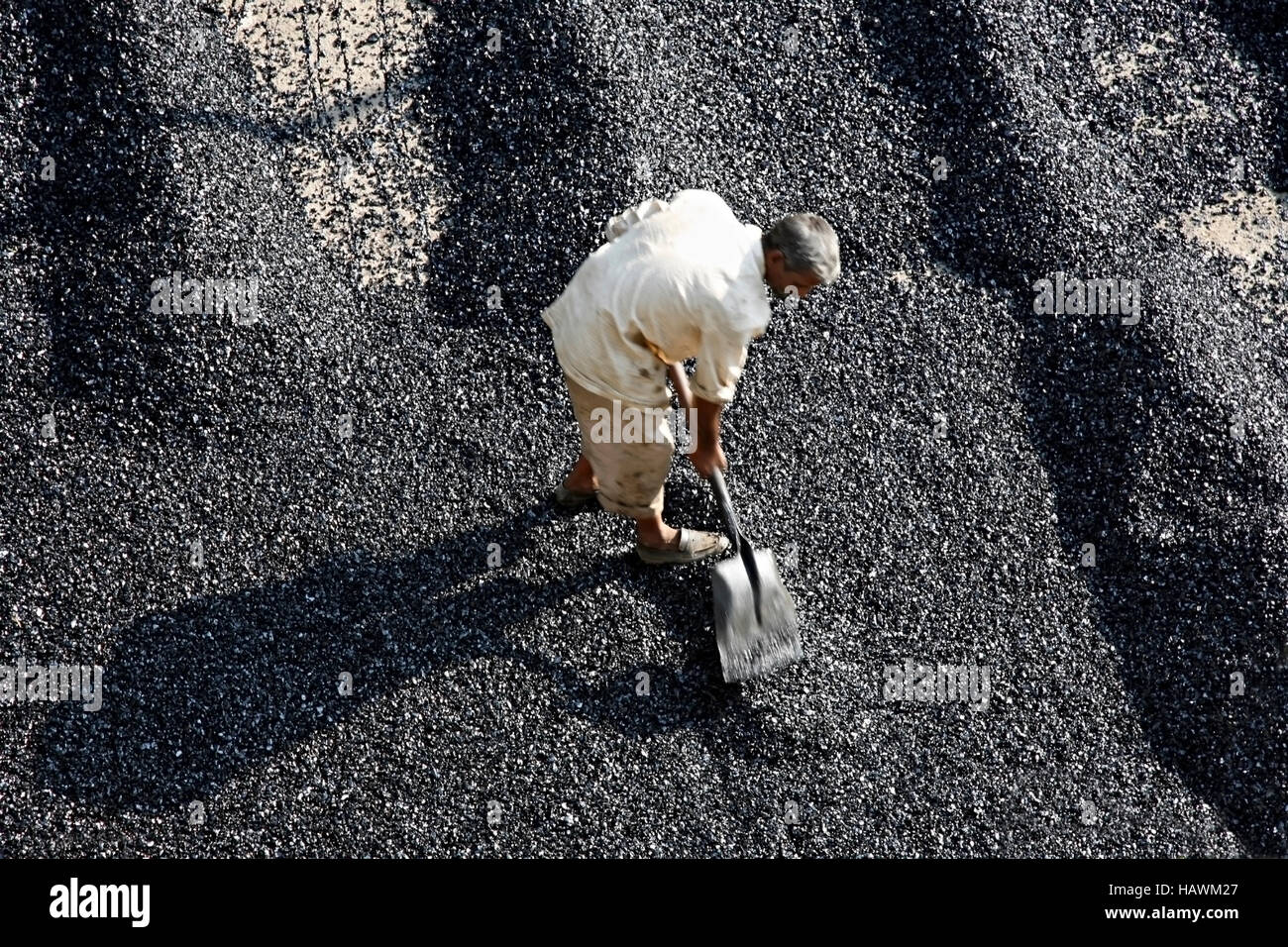 Mann Nivellierung Straße wird asphaltiert in Pune, Maharashtra Indien Stockfoto