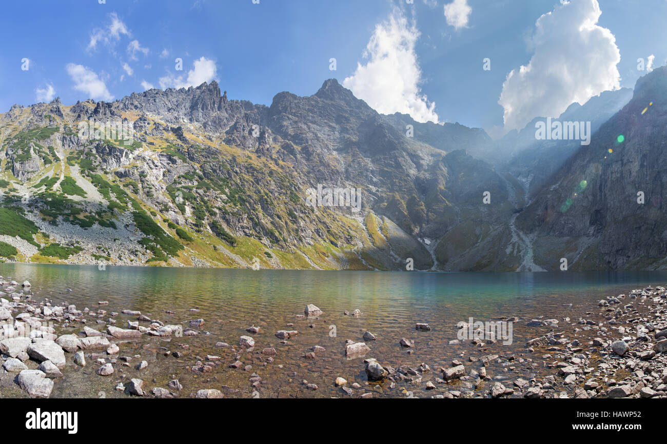 Hohe Tatra - See Czarny Staw pod Rysami, Rysy und Mengusovske Gipfel Stockfoto