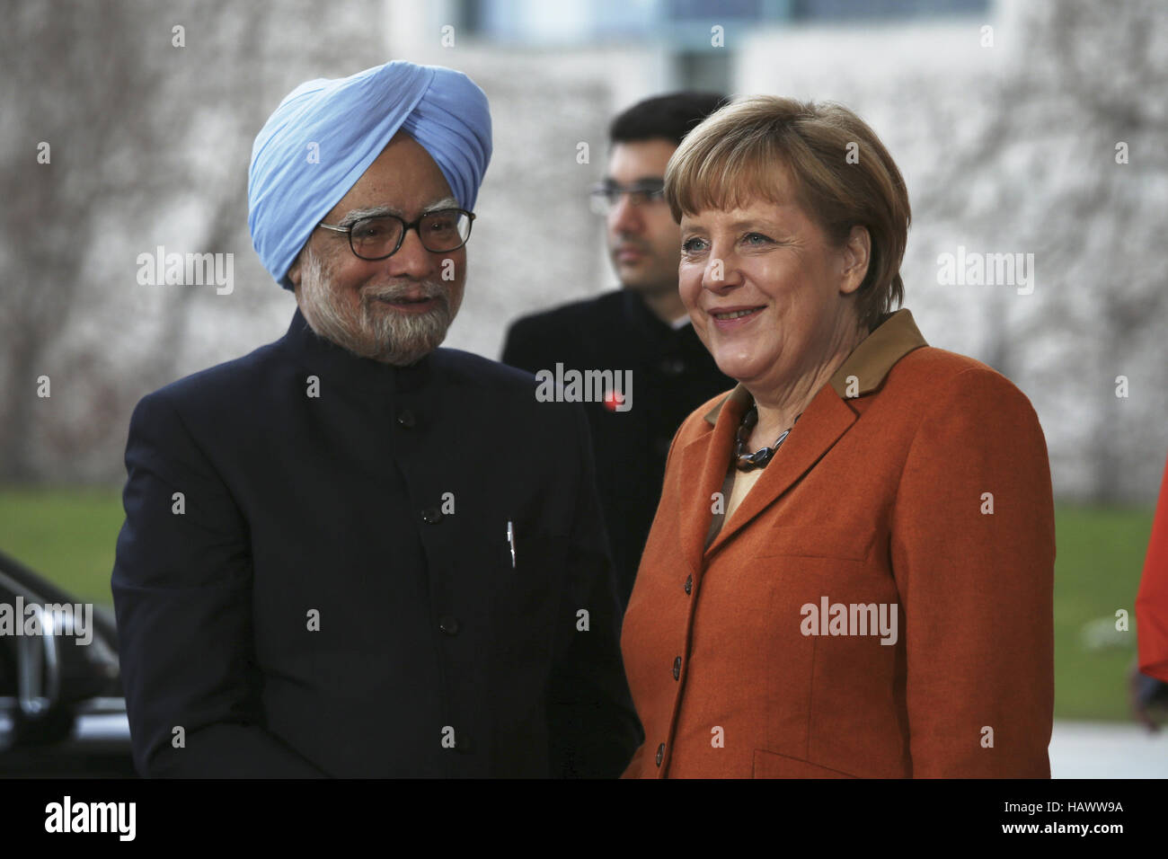 Merkel begrüßt Singh, indischer Premierminister Stockfoto