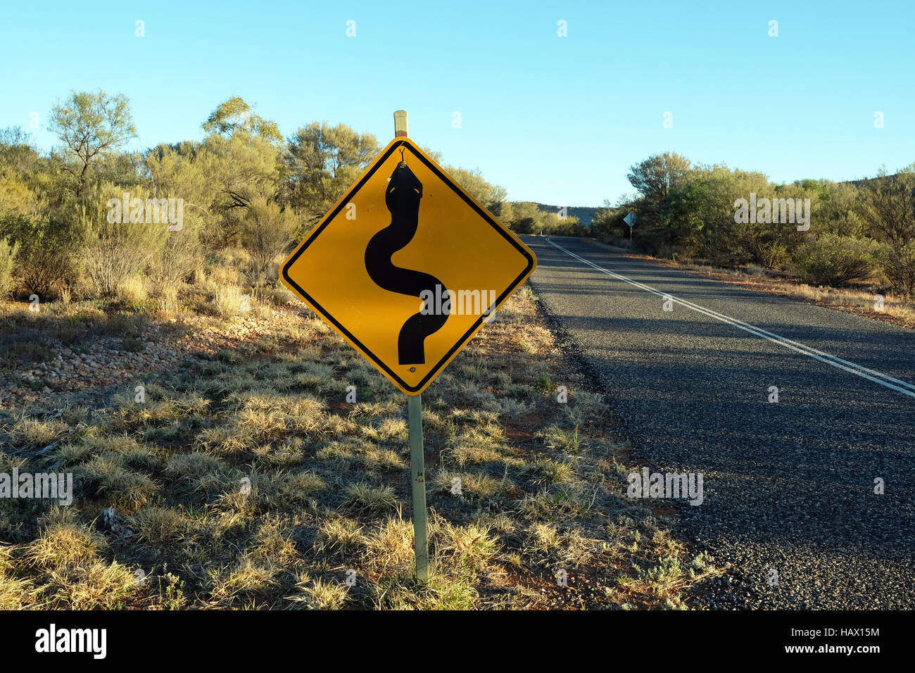 Ein am Straßenrand Zeichen Warnung über Schlangen in abdunkeln Drive, Northern Territory, Australien Stockfoto