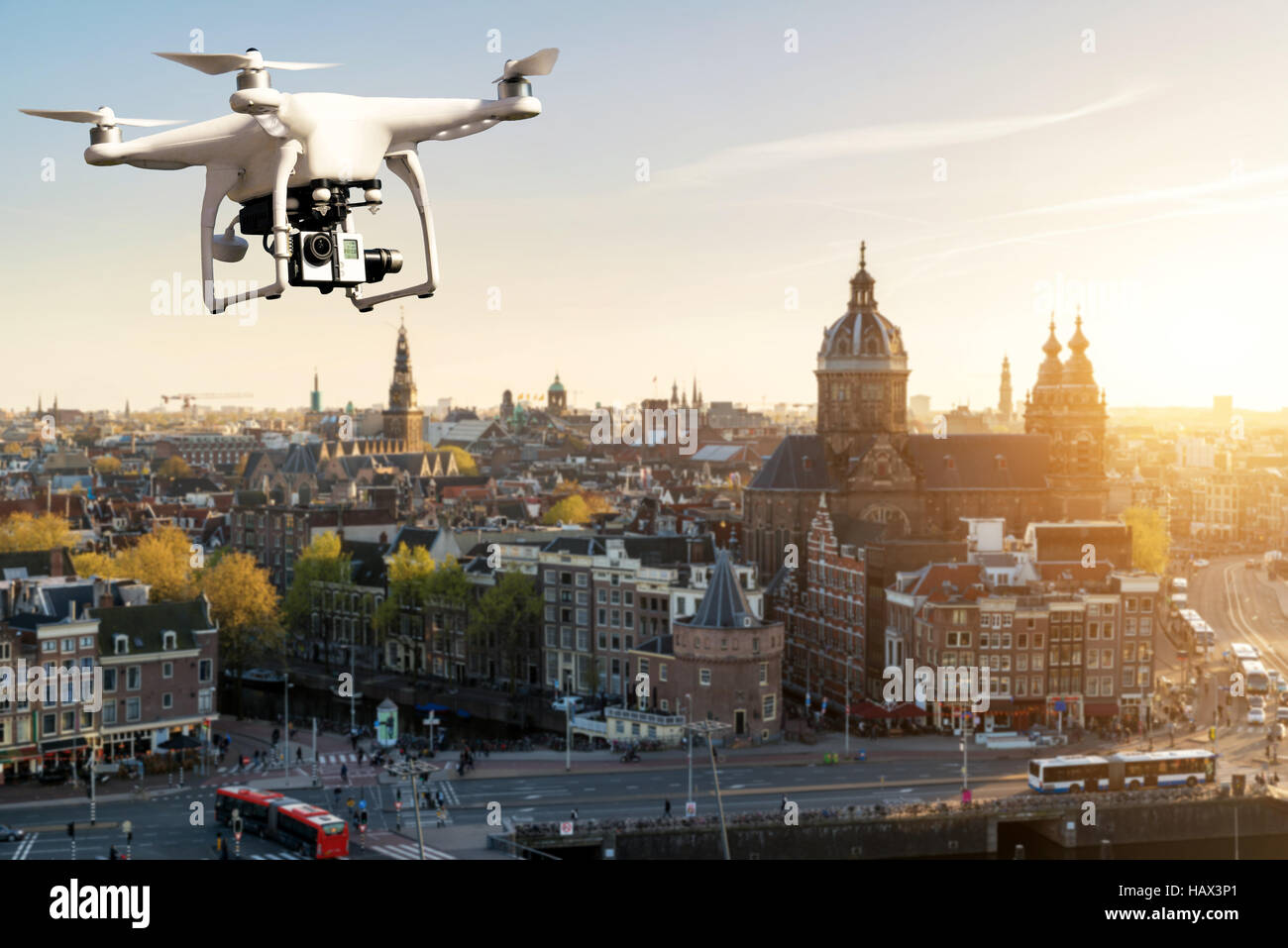 Drone mit hochauflösenden Digitalkamera fliegt über historische Stadt Amsterdam in Amsterdam, Niederlande. Stockfoto