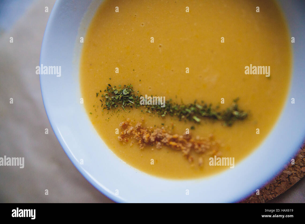 Käse-Creme-Suppe mit Gemüse Stockfoto