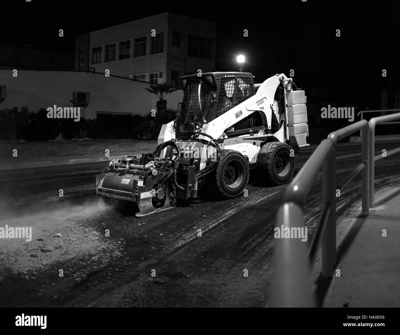 Asphalt Fräsen Maschine arbeiten nachts, Reparatur der Straße Stockfoto