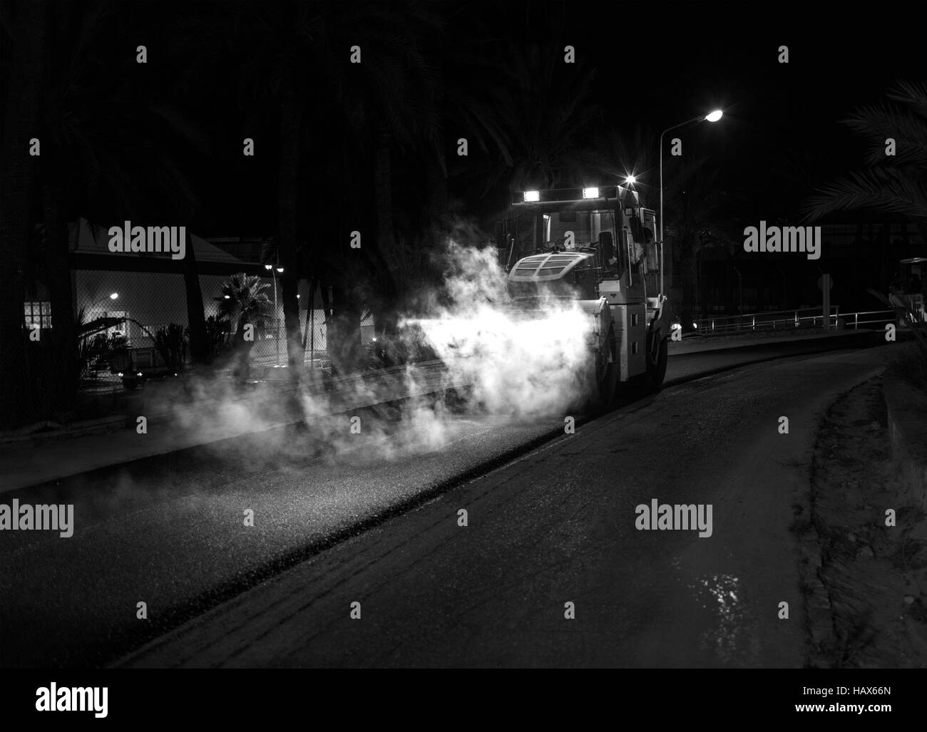 Dampfwalze arbeiten nachts die Straße zu reparieren. Stockfoto