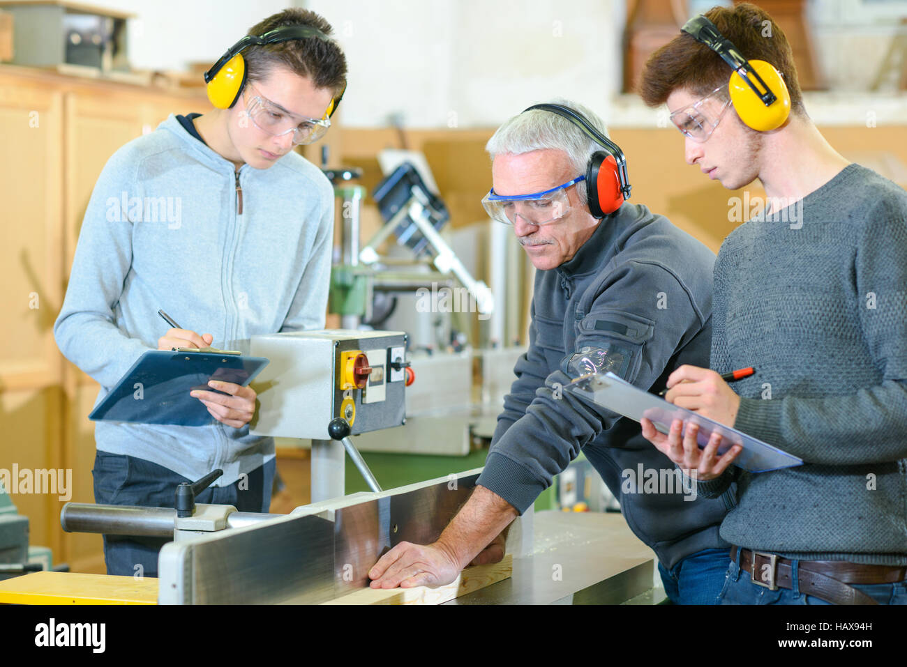 Männliche Schüler in einer Klasse Holzarbeiten Stockfoto