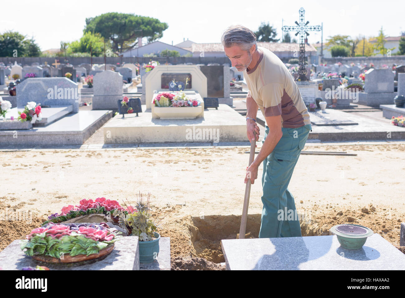 Mann Graben Grab im Friedhof Stockfoto