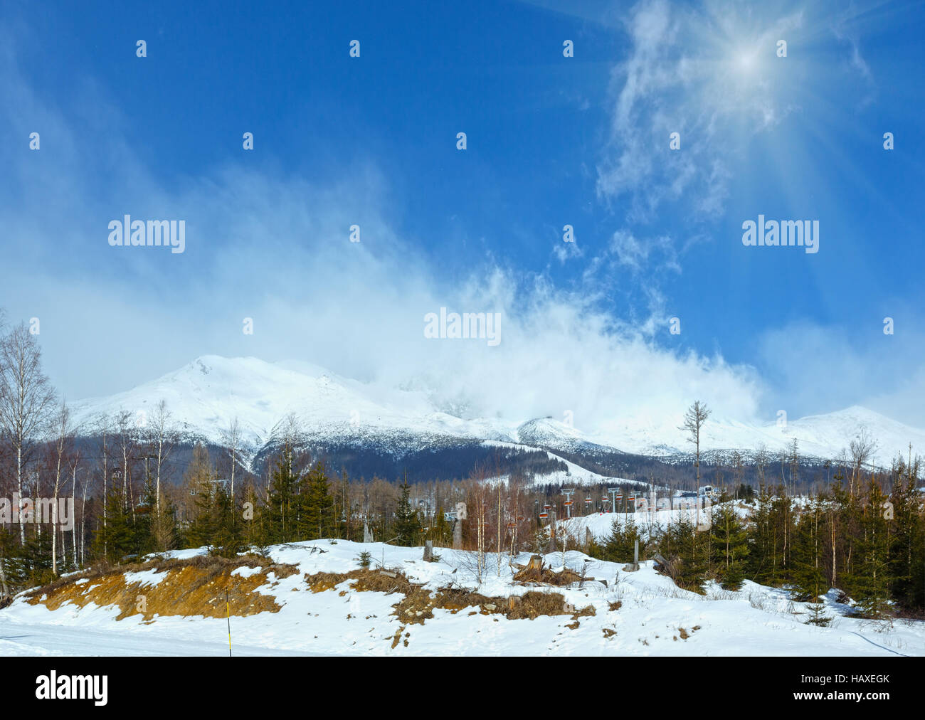 Sonniger Winter Berglandschaft (Tatranska Lomnica, Slowakei, hohe Tatra) Stockfoto