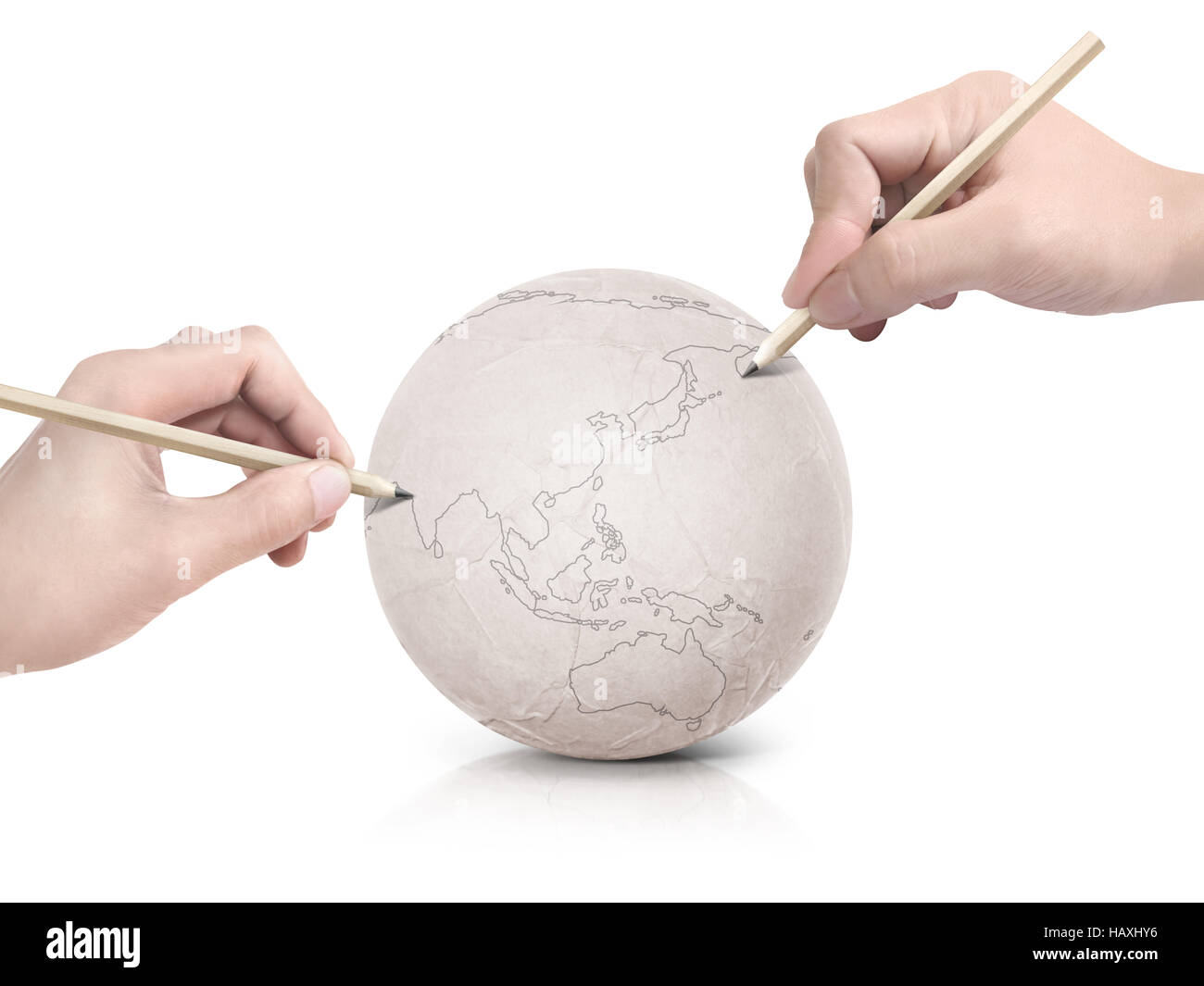 Zwei hand Strich zeichnen Asien Karte auf Papier Ball auf weißem Hintergrund Stockfoto