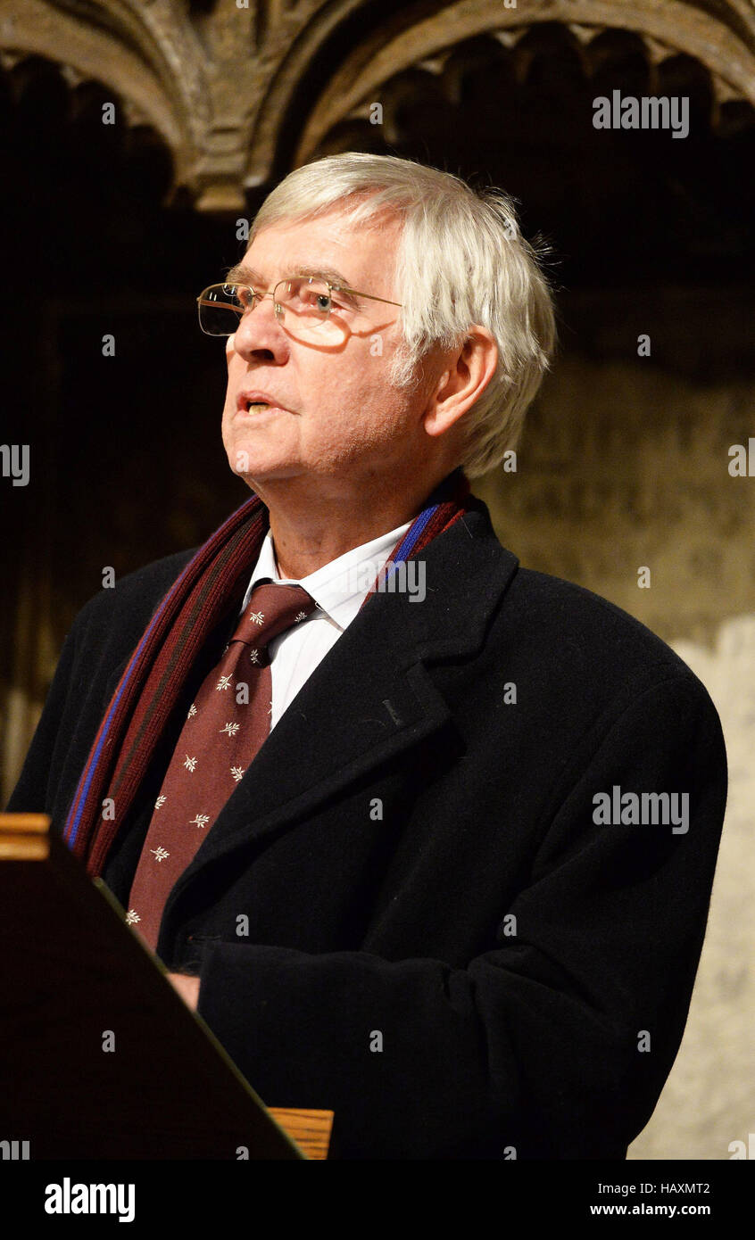 Sir Tom Courtenay liest ein Gedicht in der Nähe des Gedenksteines Dichter Philip Larkin, nachdem es in des Dichters Corner in der Westminster Abbey, central London vorgestellt wurde. PRESS ASSOCIATION Foto Bild Datum: Freitag, 2. Dezember 2016. Bildnachweis sollte lauten: John Stillwell/PA W Stockfoto