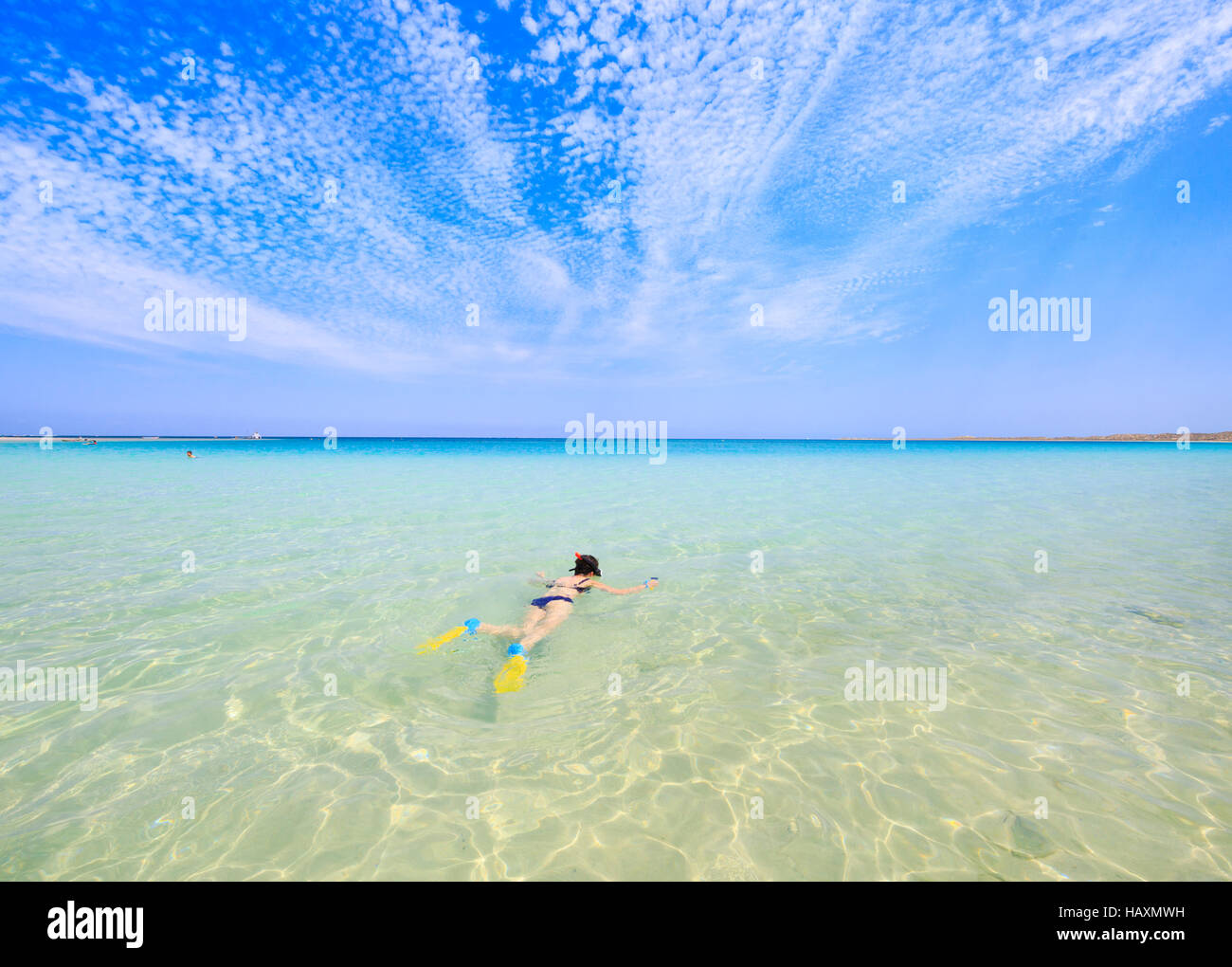 Eine Frau beim Schnorcheln im klaren, flachen Gewässern in Coral Bay. Western Australia Stockfoto