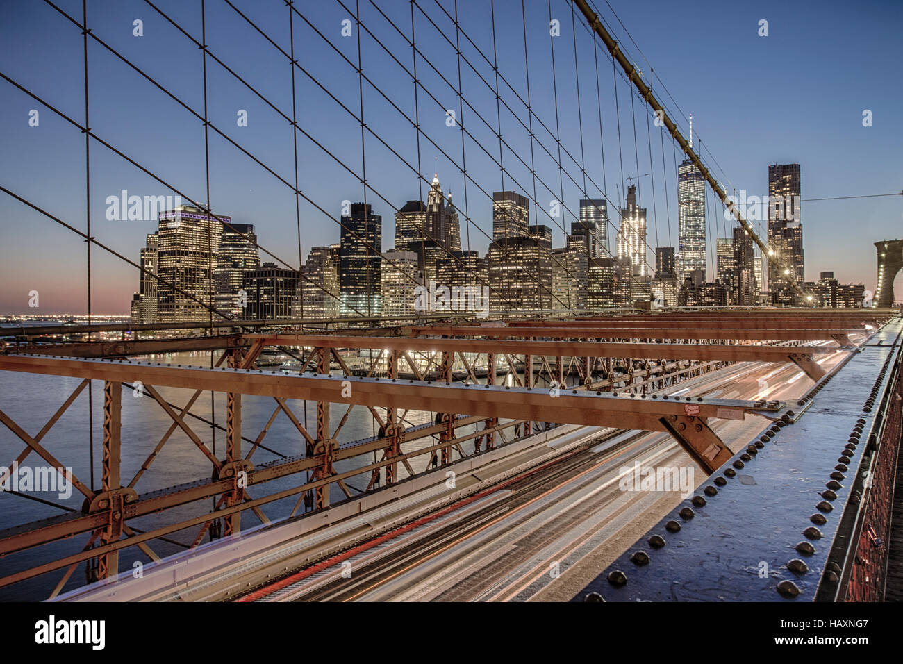 Manhattan bei Nacht von der Brooklyn Bridge Stockfoto