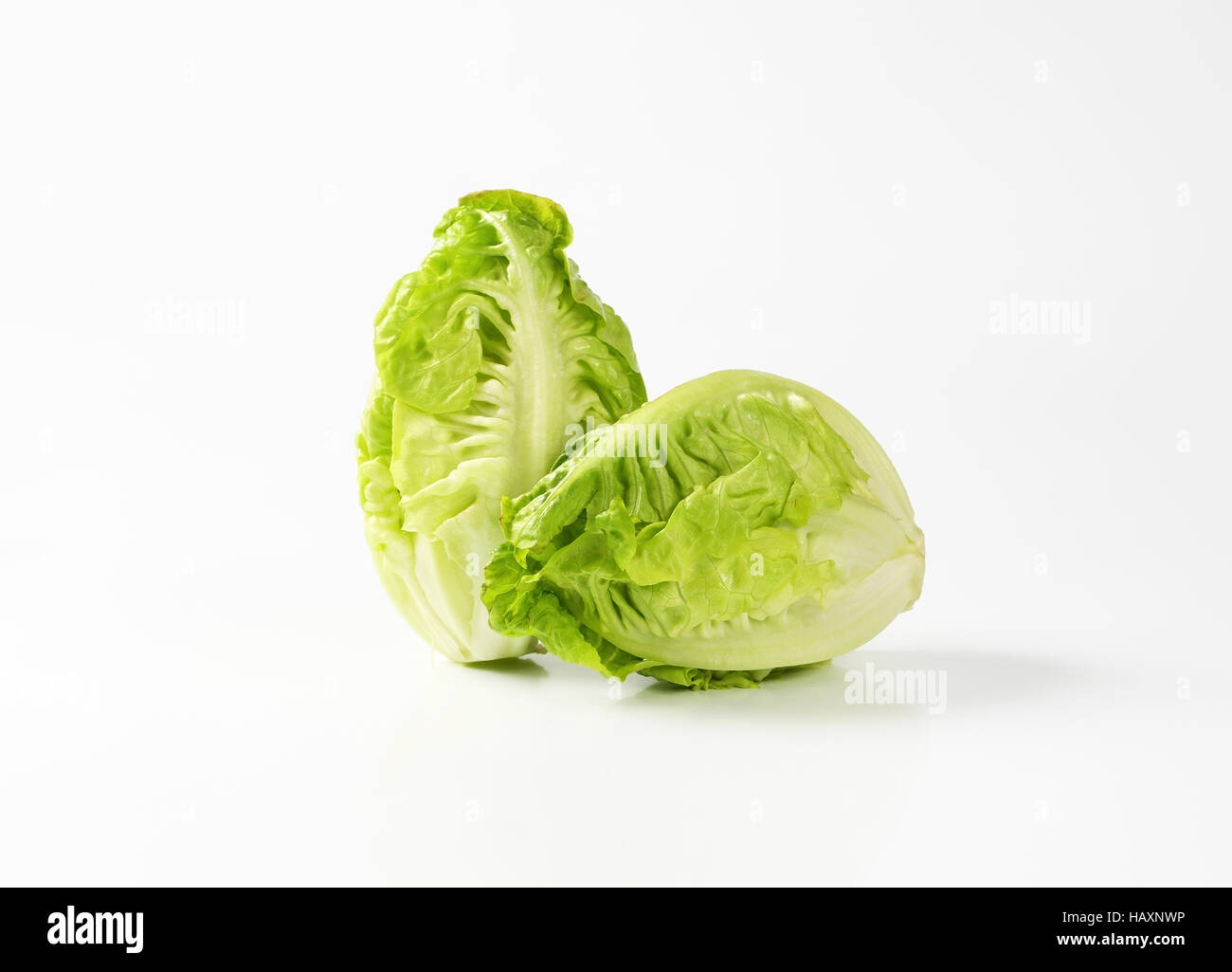 Zwei frische kleine Juwel-Salat-Köpfe Stockfoto