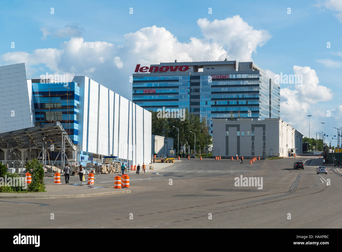 Krasnogorsk, Russland - Juli 09.2016. Ozeanarium und Business Center Kubik Stockfoto