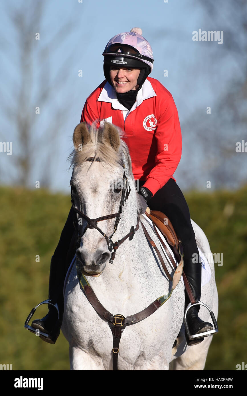 Victoria Pendleton während einer Unterrichtsstunde im Springsport mit Olympia Goldmedaillengewinner Nick Skelton in seinem Ardencote Farm Stables in Warwickshire. Stockfoto