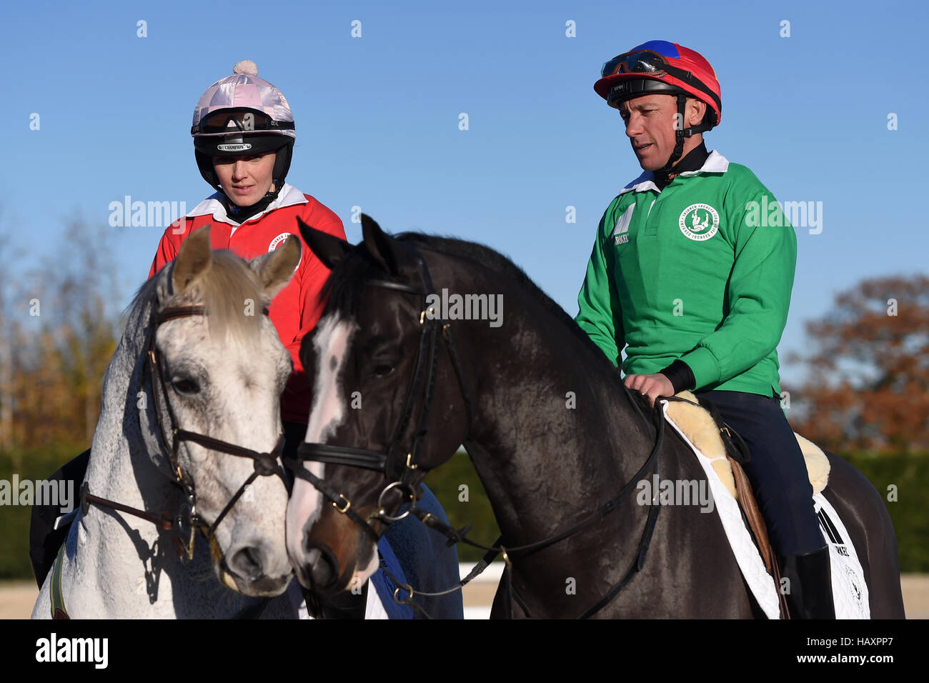 Victoria Pendleton (links) und Frankie Dettori (rechts) während einer Unterrichtsstunde im Springsport mit Olympia Goldmedaillengewinner Nick Skelton in seinem Ardencote Farm Stables in Warwickshire. Stockfoto