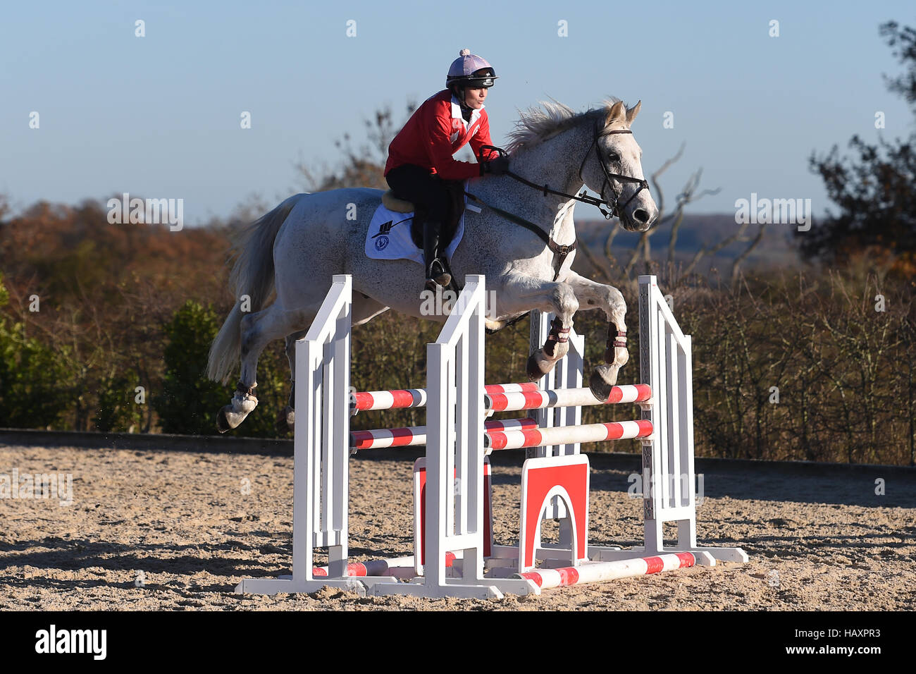 Victoria Pendleton während einer Unterrichtsstunde im Springsport mit Olympia Goldmedaillengewinner Nick Skelton in seinem Ardencote Farm Stables in Warwickshire. Stockfoto