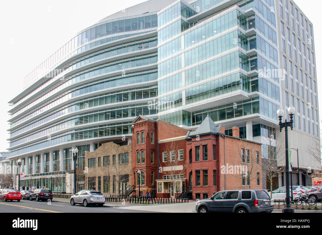 Alten Wohn- und Industriebauten sind umgeben von enorme kommerzielle Entwicklung im 6. und K Straßen NW, Washington, DC. Stockfoto