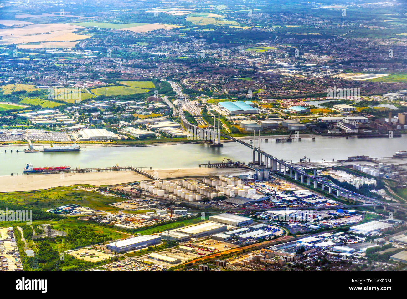 Die Dartford Brücke über den Fluss Themse suchen Essex nach Süden, Norden, Kent aus dem Flugzeug landet auf dem Flughafen London City Airport Stockfoto