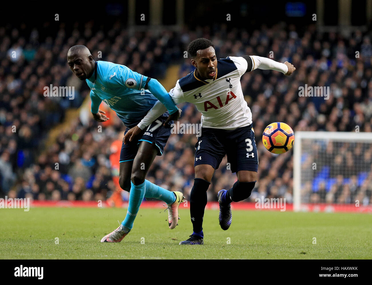 Swansea City Modou Barrow (links) und Tottenham Hotspurs Danny Rose (rechts) Kampf um den Ball in der Premier League match an der White Hart Lane, London. Stockfoto