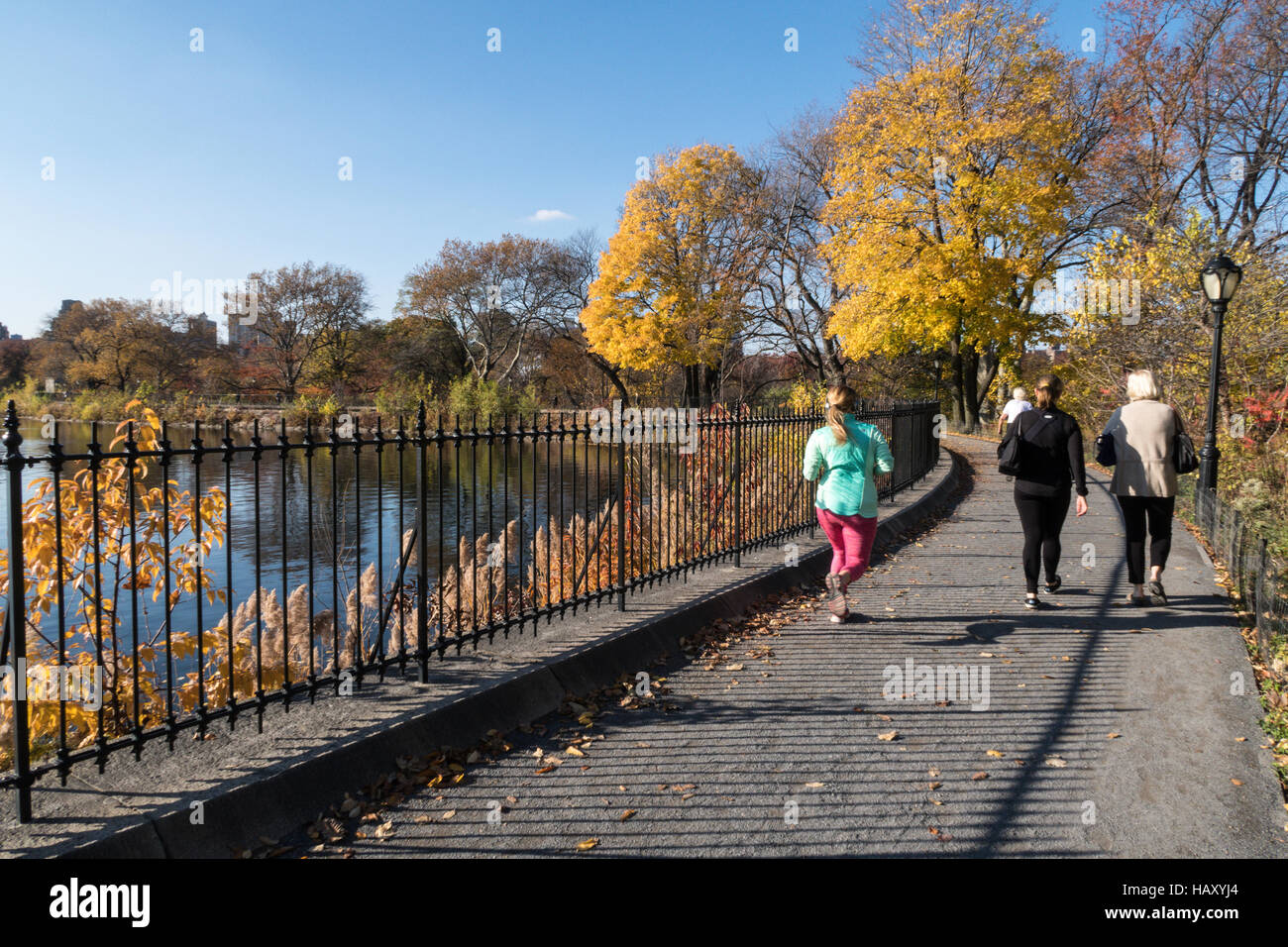 Das Reservoir Laufstrecke im Central Park im Herbst, NYC Stockfoto