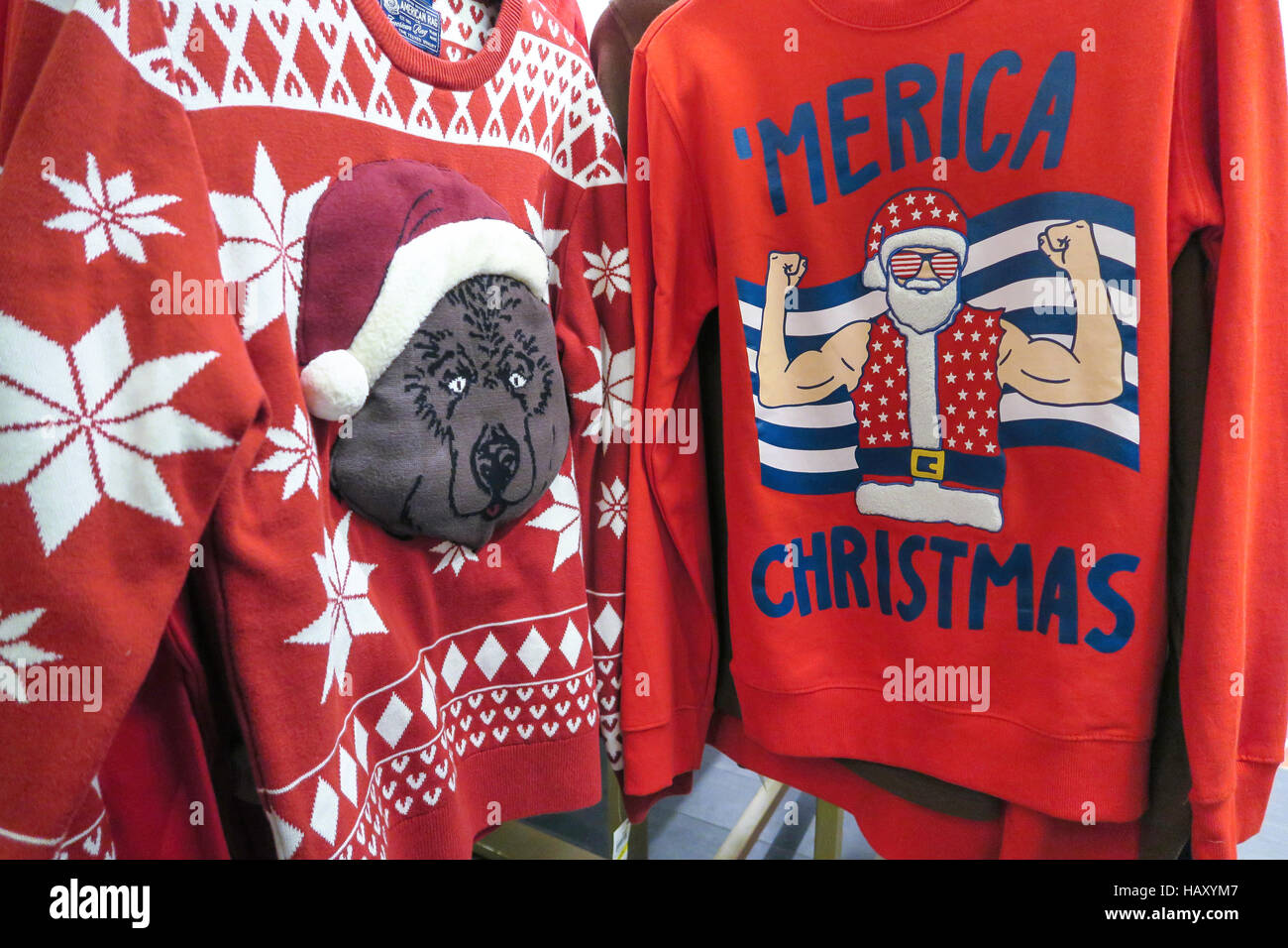 Macy's Flagship-Kaufhaus zeigt humorvolle hässliche Pullover während der Weihnachtszeit, New York City, USA Stockfoto