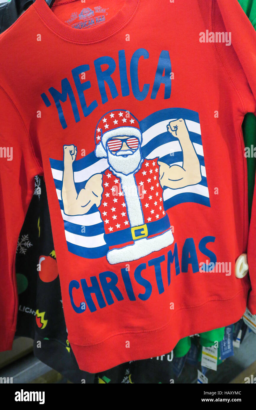 Macy's Flagship-Kaufhaus zeigt humorvolle hässliche Pullover während der Weihnachtszeit, New York City, USA Stockfoto