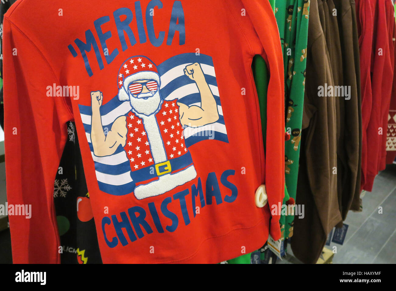 Macy's Flagship-Kaufhaus zeigt humorvolle hässliche Pullover während der Weihnachtszeit, New York City, USA Stockfoto