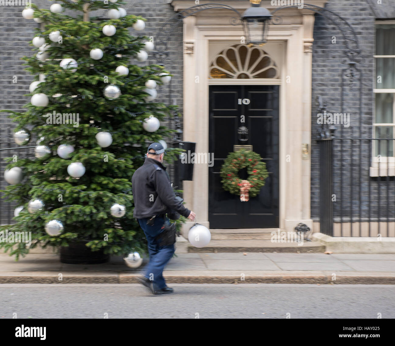 10 Downing Street Weihnachtsbaum und Tür-Dekoration. Man erholt von einem Polizisten Stockfoto